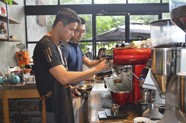 Cà phê được pha bằng máy tại Fox Coffee.