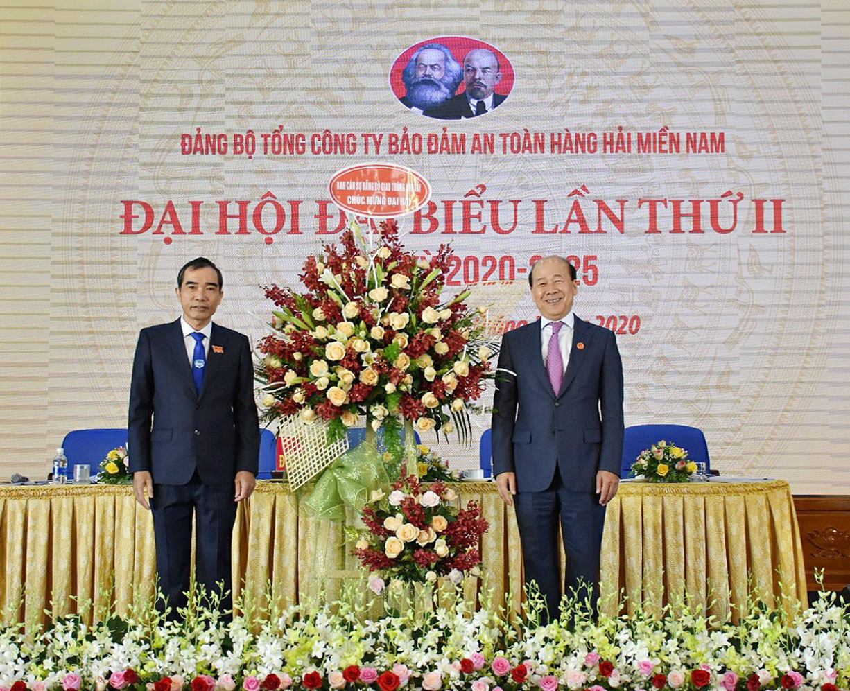 Đồng chí Nguyễn Văn Công, Ủy viên Ban cán sự Đảng, Thứ trưởng Bộ GT-VT, tặng hoa chúc mừng Đại hội.