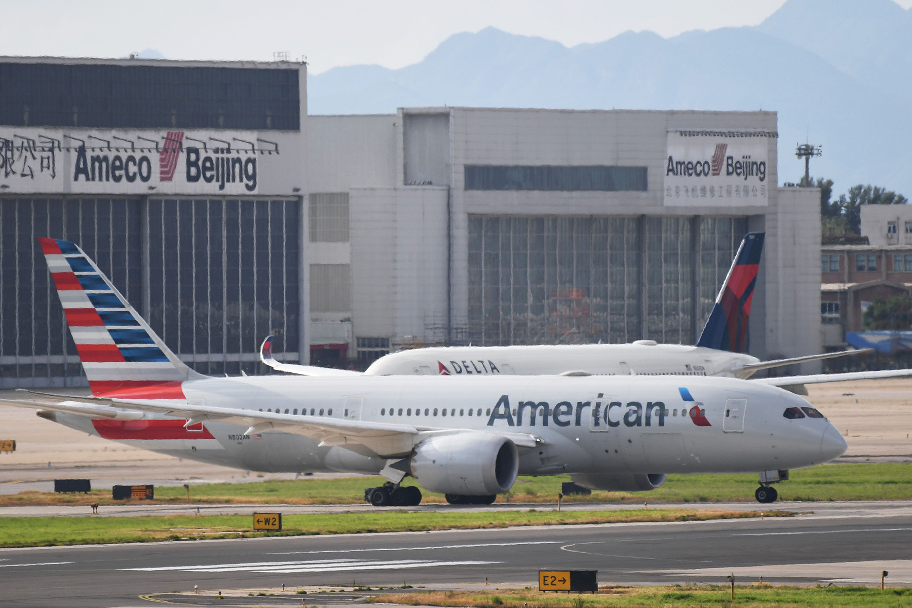 Máy bay thuộc hãng hàng không American Airlines (phía trước) và Delta Airlines (phía sau) của Mỹ. 