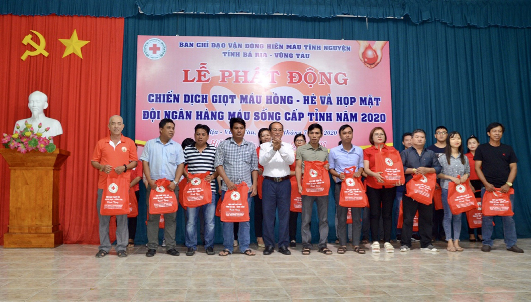 Ông Lương Văn Quang, Phó giám đốc Sở Y tế, Phó Trưởng BCĐ vận động HMTN tỉnh tặng quà cho các thành viên đội ngân hàng máu sống.