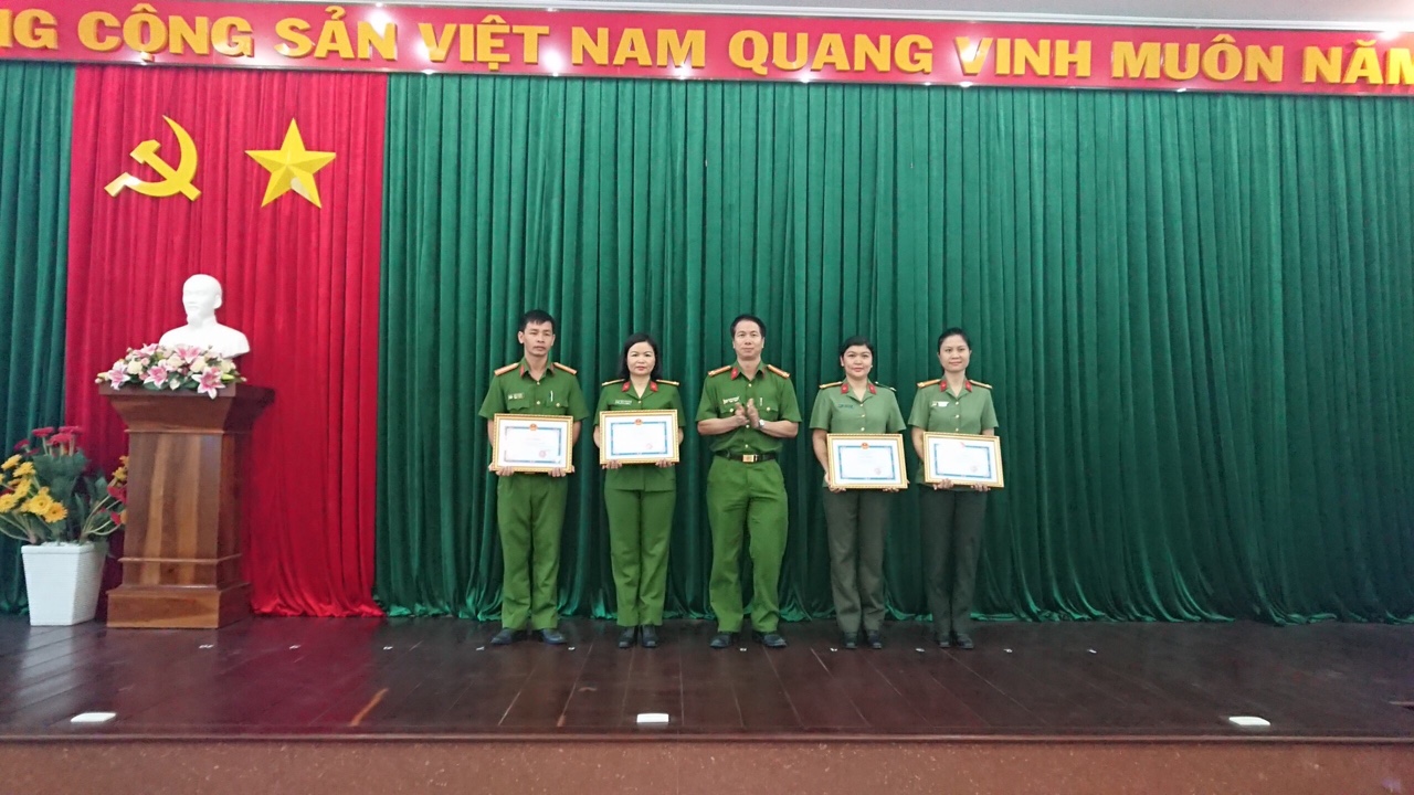 Thượng tá Nguyễn Văn Luyện, Trưởng Công an thành phố trao Giấy khen cho các tập thể có thành tích xuất sắc trong phòng chống dịch COVID-19.