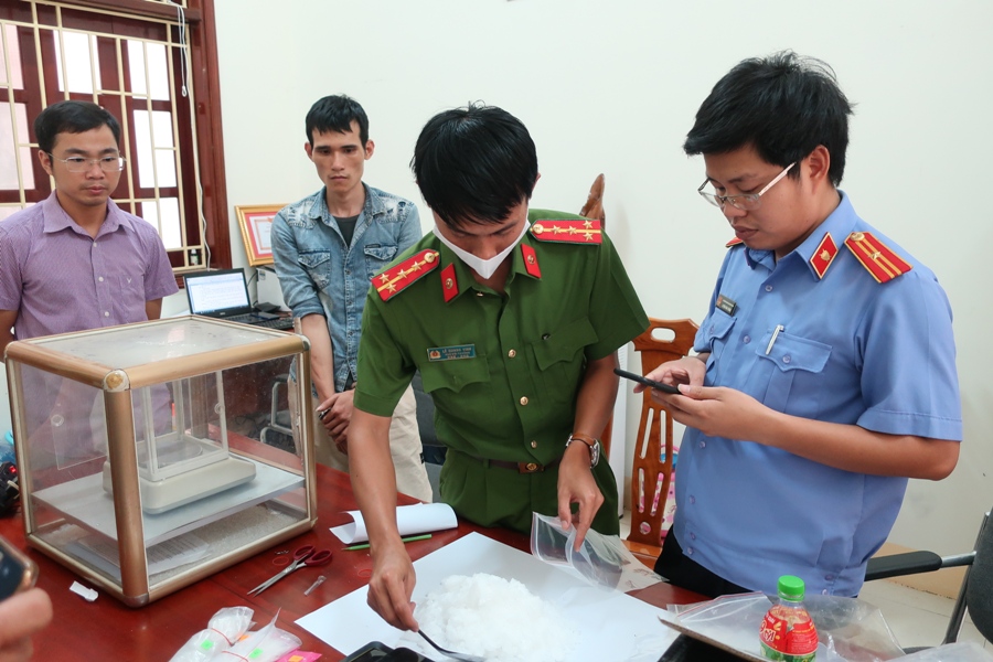Cơ quan điều tra mở niêm phong tang vật ma túy đá