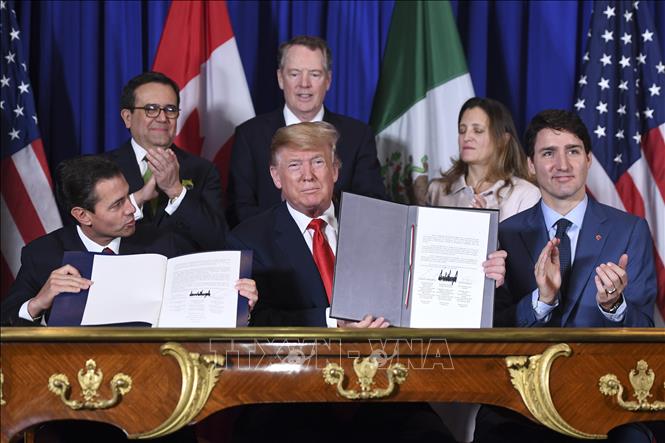Ông Enrique Pena Nieto (khi đang đương chức Tổng thống Mexico), Tổng thống Mỹ Donald Trump và Thủ tướng Canada Justin Trudeau ký Hiệp định thương mại Mỹ-Mexico-Canada (USMCA) tại Buenos Aires, Argentina ngày 30/11/2018. Ảnh: AFP