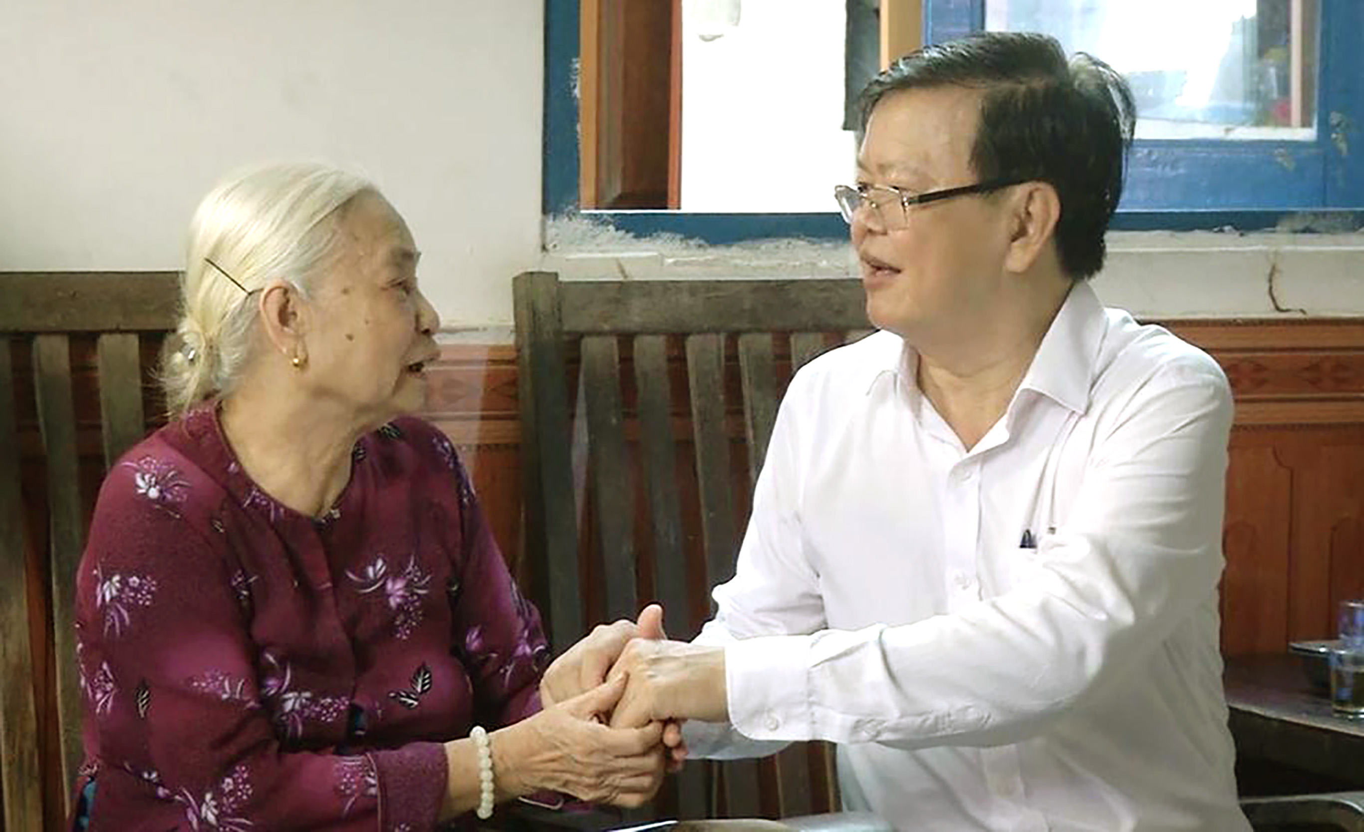 Đồng chí Nguyễn Hoàng Tùng thăm hỏi bà Lương Thị Ngũ (vợ liệt sĩ, ở khu dân cư số 5) nhân Kỷ niệm Ngày Thương binh - Liệt sĩ (27/7/2019).