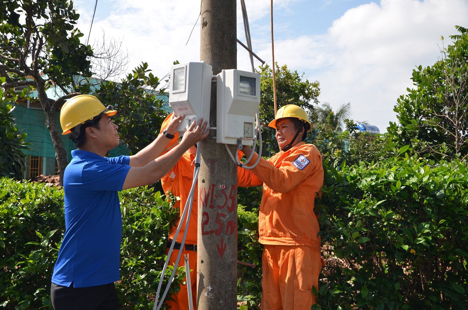 ĐVTN lắp đặt đèn “thắp sáng đường quê” tại xã Bưng Riềng, huyện Xuyên Mộc trong chiến dịch “Hành quân xanh” do Tỉnh Đoàn tổ chức.