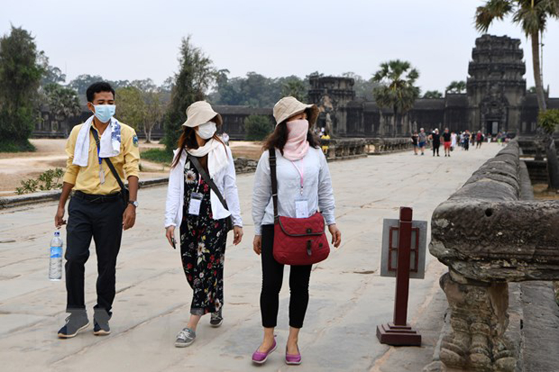 Khách du lịch đeo khẩu trang phòng dịch COVID-19 tại tỉnh Siem Reap, Campuchia ngày 6/3/2020.