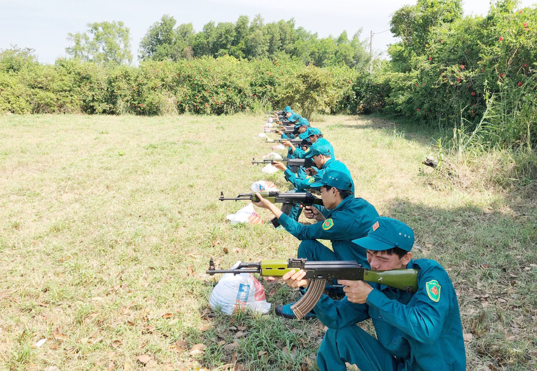 Lực lượng DQTV tham gia huấn luyện bắn súng tiểu liên AK do Ban CHQS huyện Đất Đỏ tổ chức.