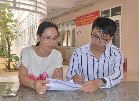Em Phạm Phương Nam (bìa phải) trao đổi với cô Cao Mai Hương, GV bộ môn Sinh học. Ảnh: CẨM NHUNG