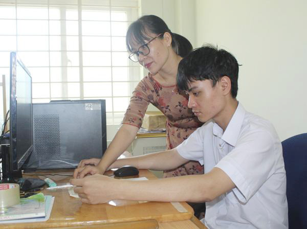 Em Nguyễn Văn Hưng (bìa phải) luyện kỹ năng về lập trình. Ảnh: MINH NHÂN