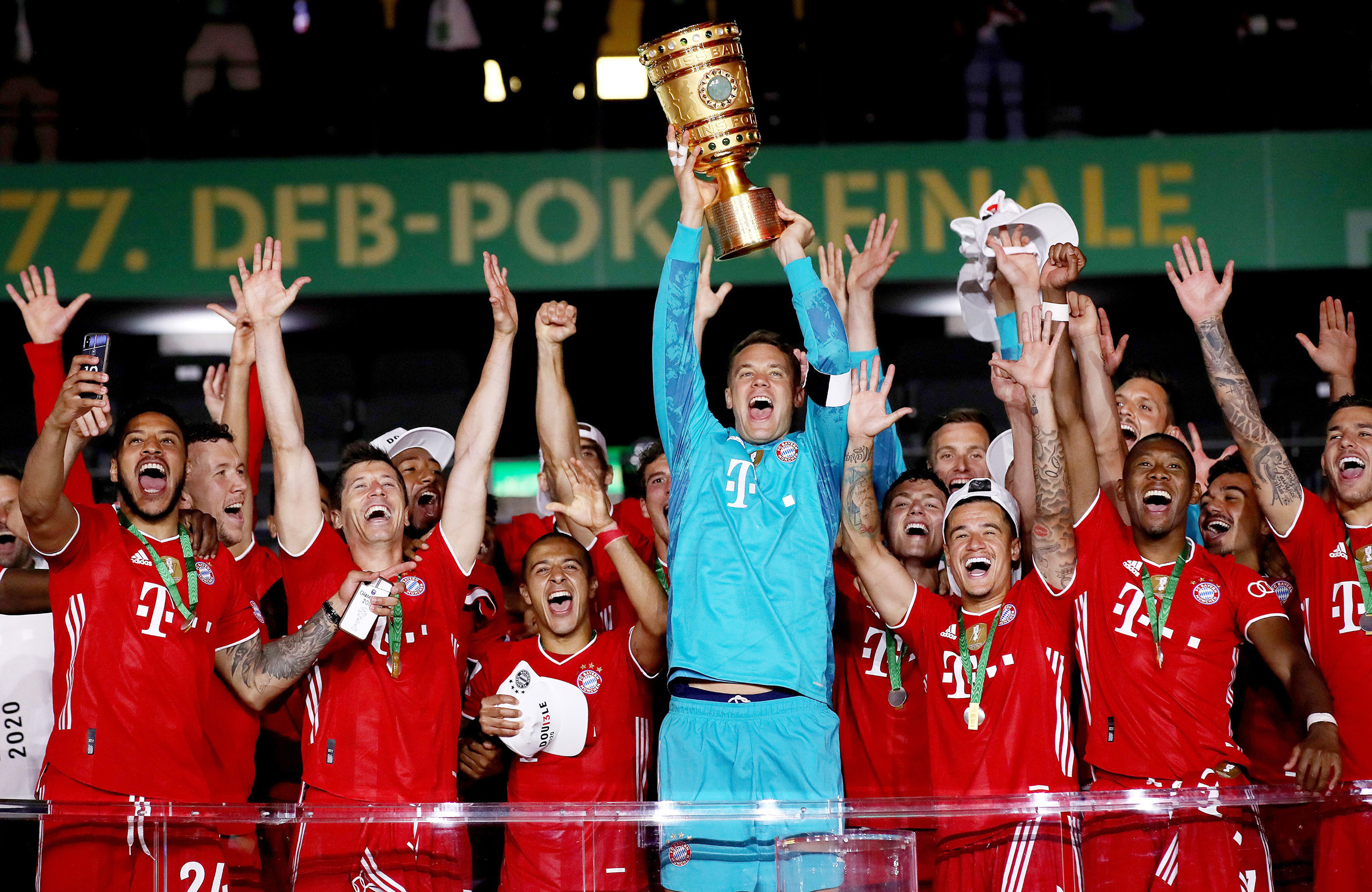 Các cầu thủ Bayern ăn mừng chức vô địch Cúp Quốc gia 2020.