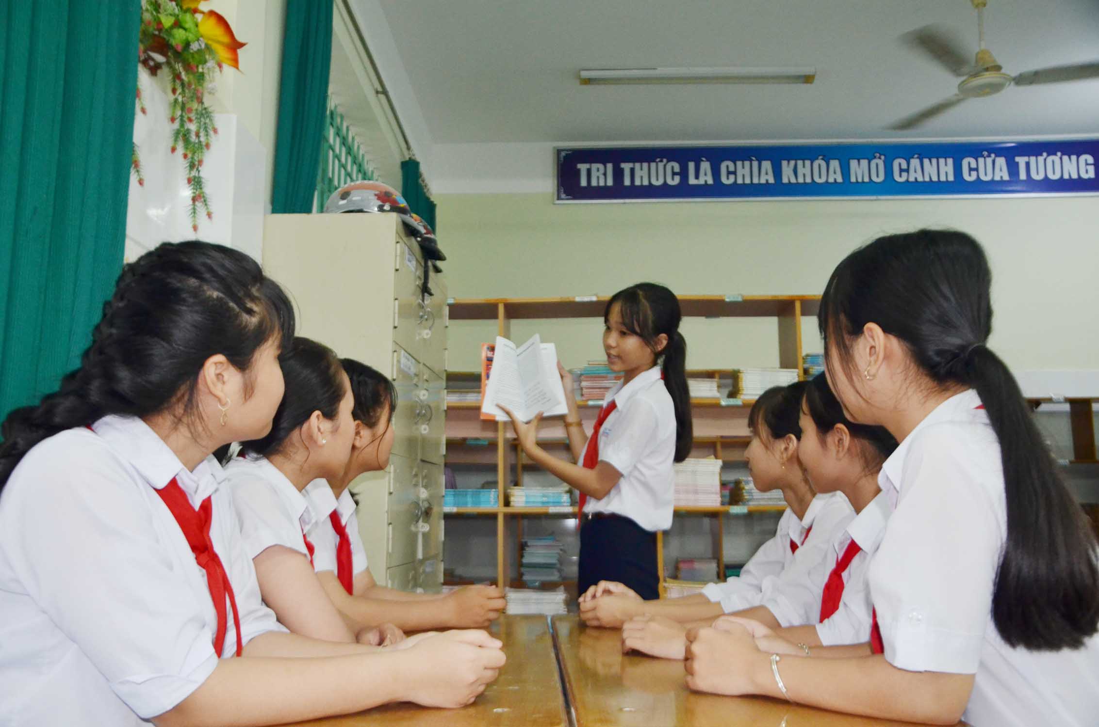 Nguyễn Thị Thanh Tú  thuyết trình về sách với các bạn học.