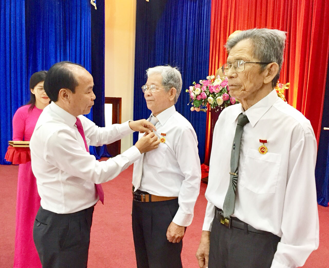 Đồng chí Nguyễn Văn Việt, Bí thư Huyện ủy Châu Đức trao huy hiệu Đảng cho cán bộ,  đảng viên lão thành. Ảnh: NGUYỄN GIANG