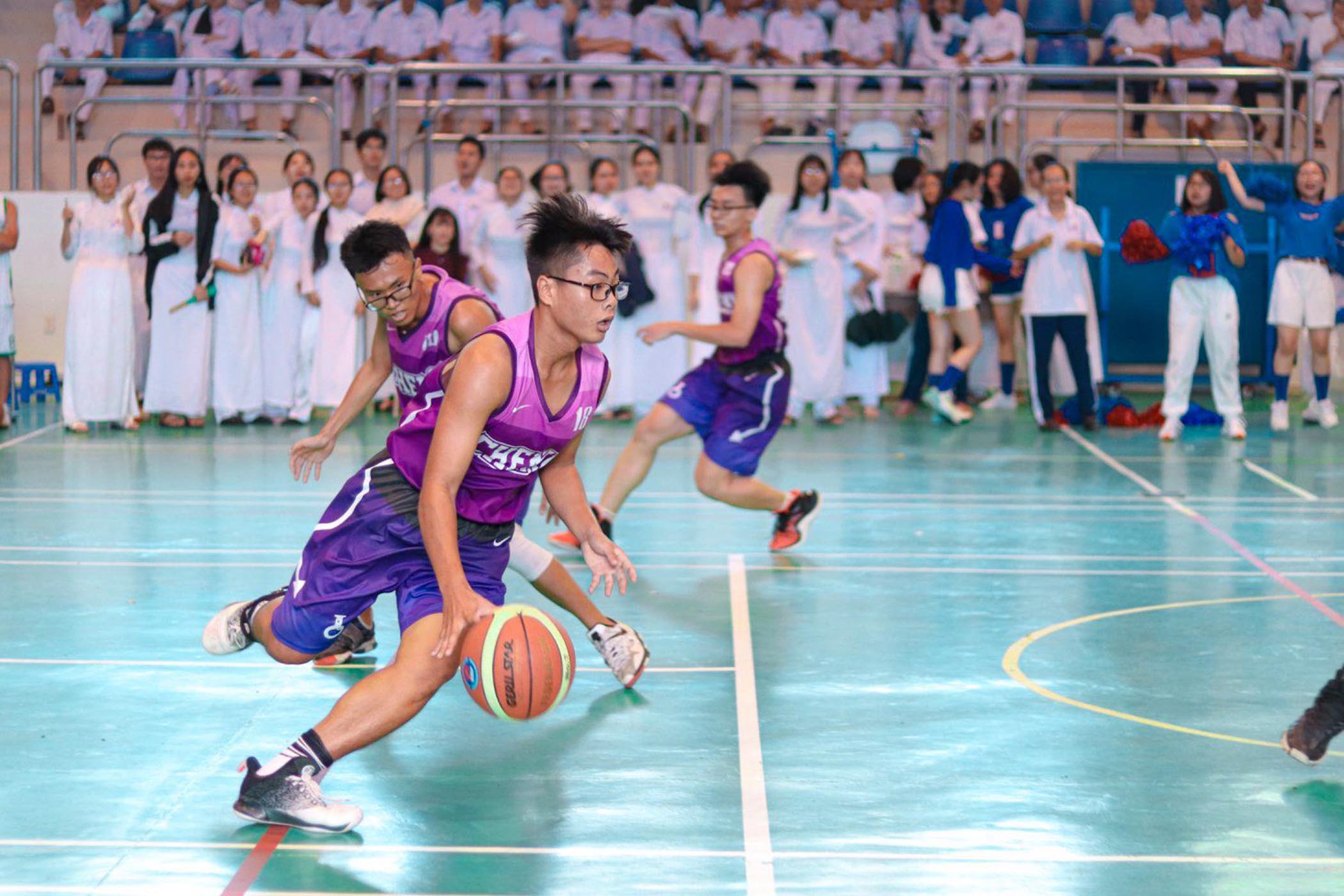 HS Trường THPT chuyên Lê Quý Đôn tham gia các hoạt động thể dục thể thao trong nhà trường. Ảnh: KHÁNH CHI
