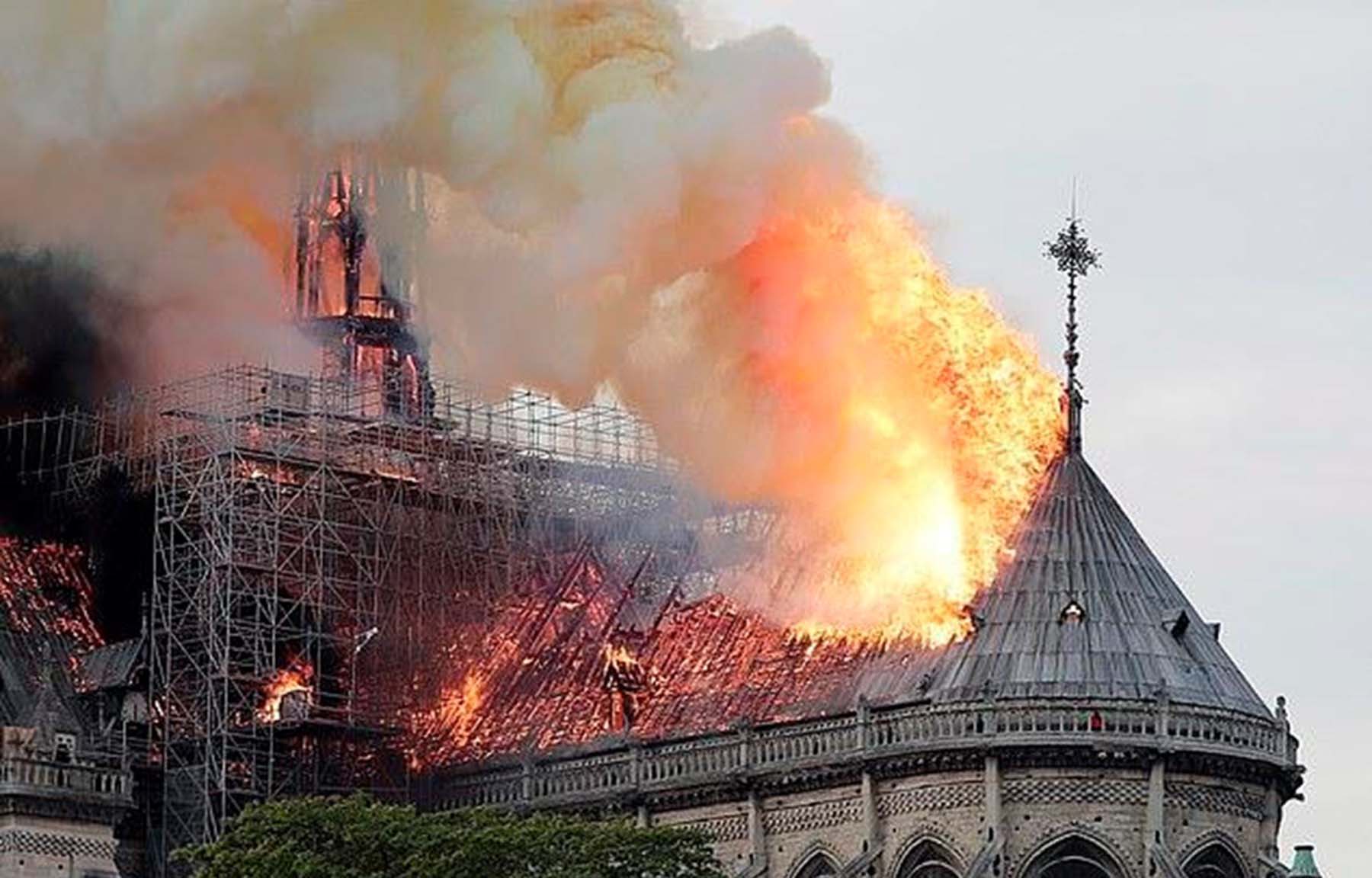 Ngọn lửa đã tàn phá tháp chuông của nhà thờ. (Nguồn: Daily Mail)