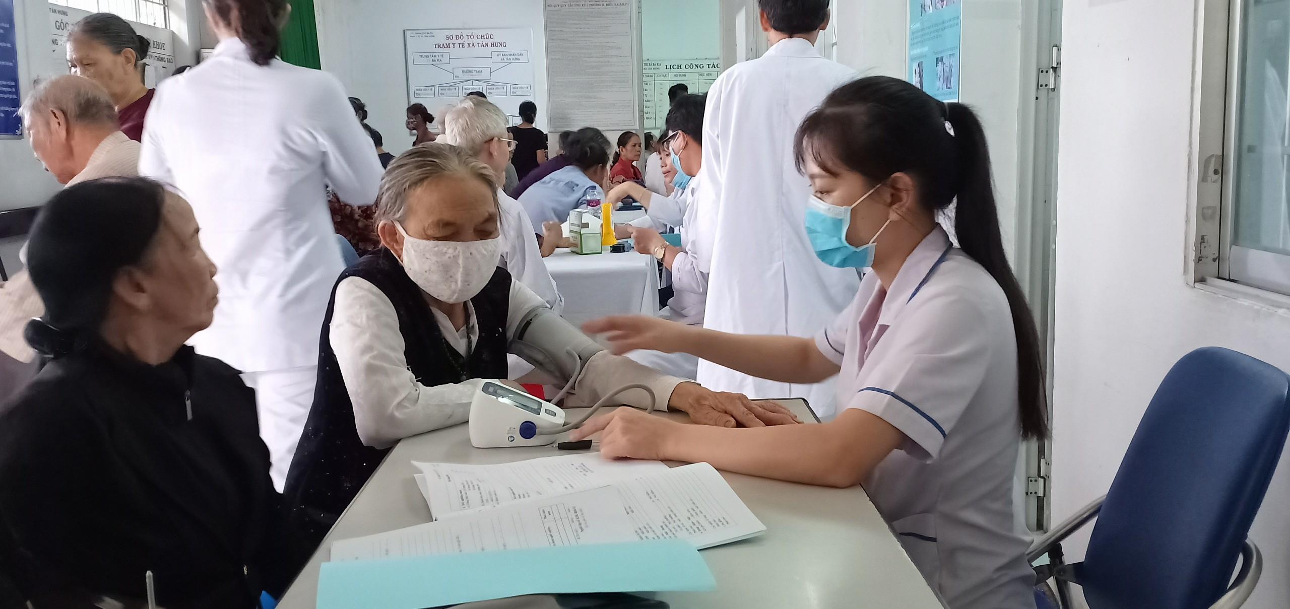Bác sĩ Bệnh viện Mắt tỉnh khám cho người nghèo, người cao tuổi trong Ngày hội “Chăm sóc sức khỏe cộng đồng năm 2020”.