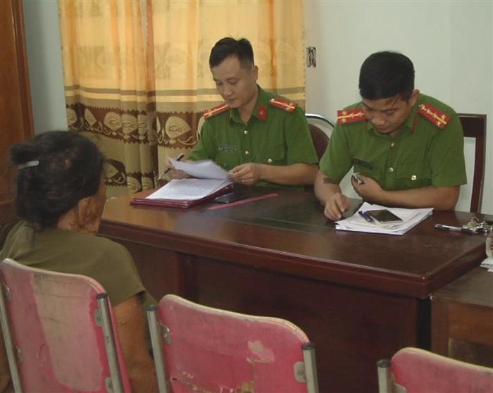 Công an huyện Diễn Châu lấy lời khai bà T.