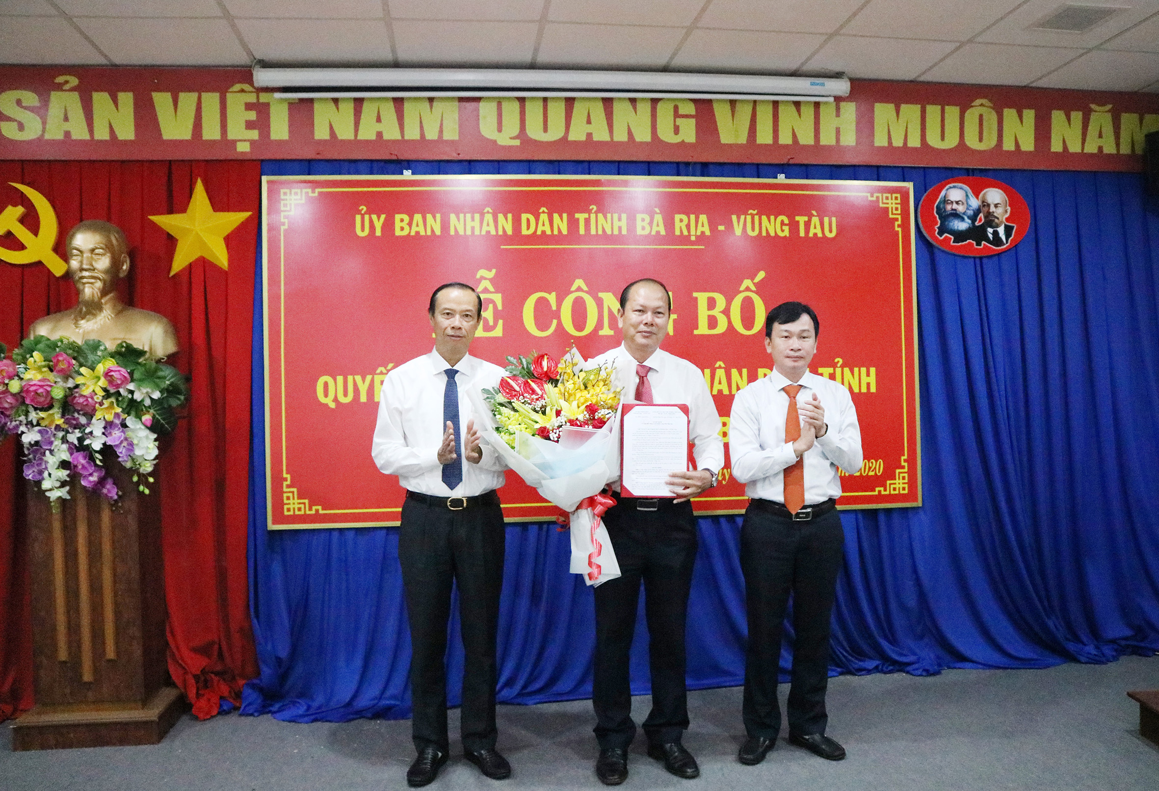 Ông Nguyễn Văn Thọ, Phó Bí thư Tỉnh ủy, Chủ tịch UBND tỉnh trao Quyết định điều động và bổ nhiệm chức vụ Giám đốc Sở TN-MT cho ông Nguyễn Văn Hải.