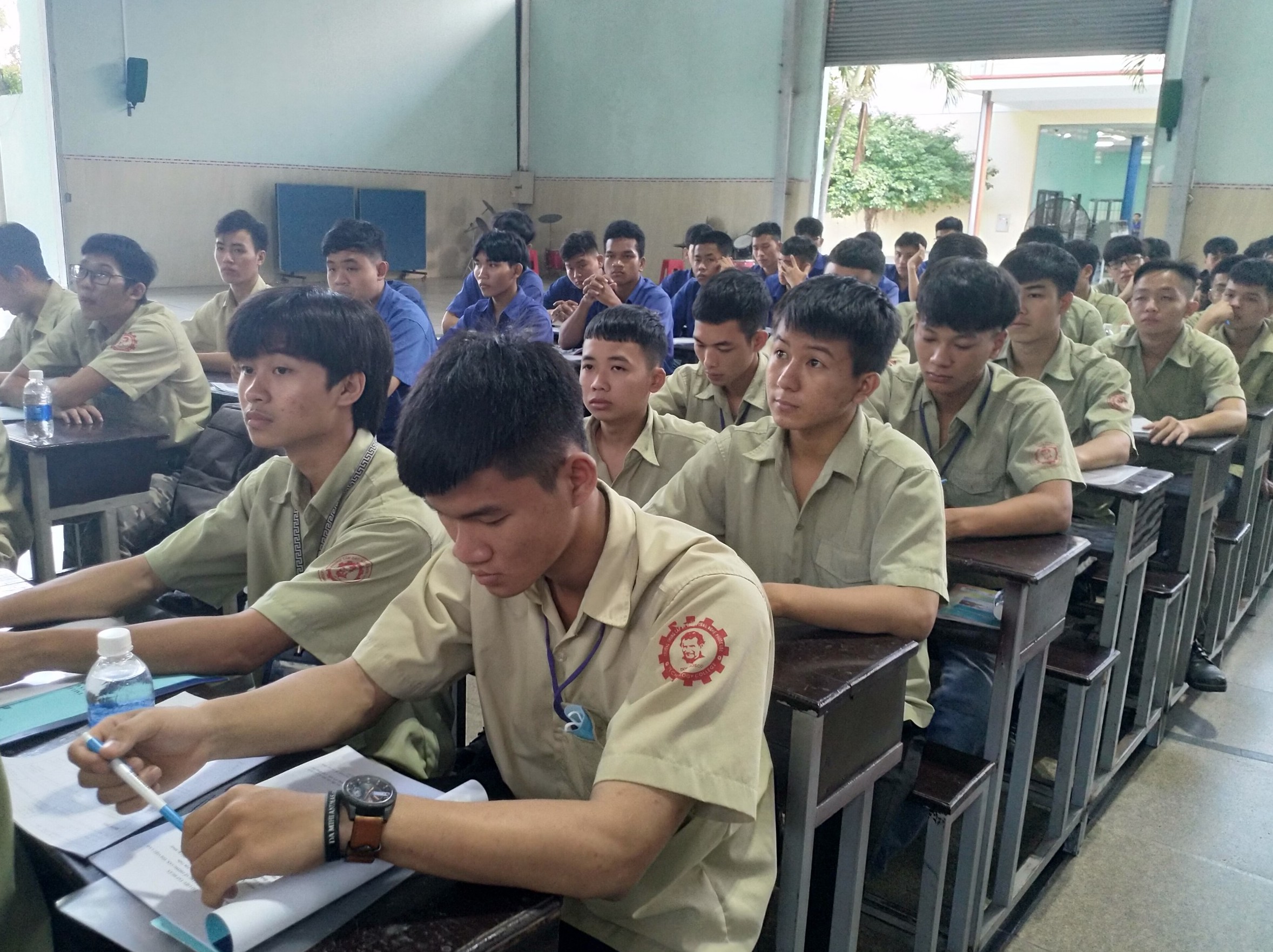 Các học viên Trường Trung cấp Kỹ thuật công nghệ Phước Lộc tham dự buổi tập huấn.