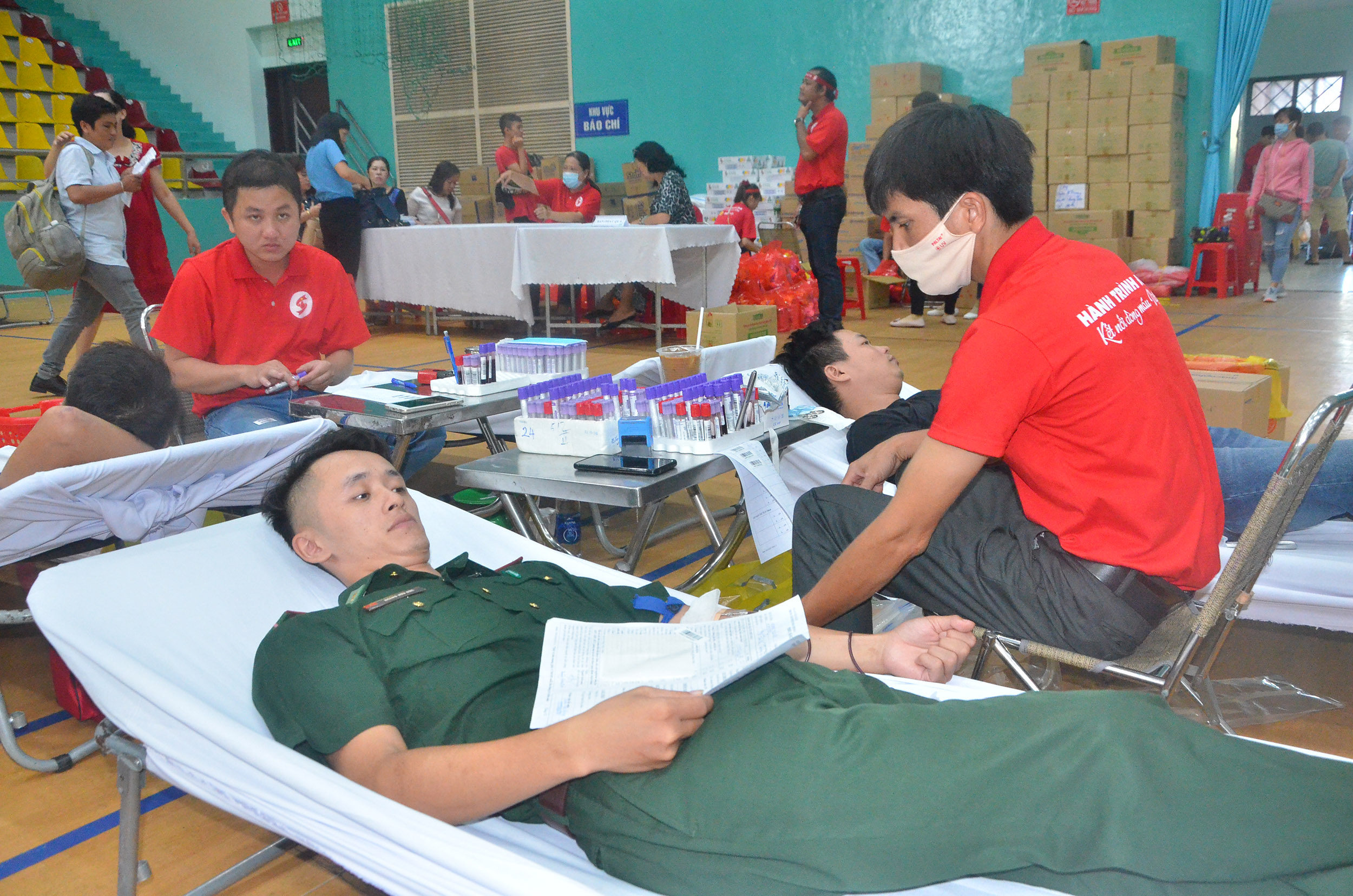 Chiến sĩ khối lực lượng vũ trang tham gia hiến máu tình nguyện tại chương trình “Hành trình Đỏ”.