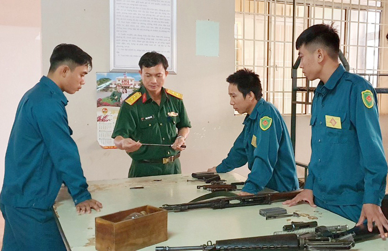 Cán bộ, chiến sĩ LLVT huyện Long Điền bảo dưỡng các loại vũ khí phục vụ huấn luyện.