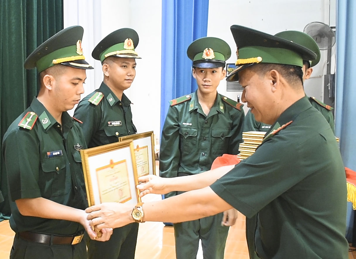 Đại tá Nguyễn Đức Ý, Phụ trách Hiệu trưởng Trường Trung cấp Biên phòng 2 trao Giấy khen cho các tập thể và cá nhân hoàn thành xuất sắc nhiệm vụ huấn luyện CSM năm 2020.