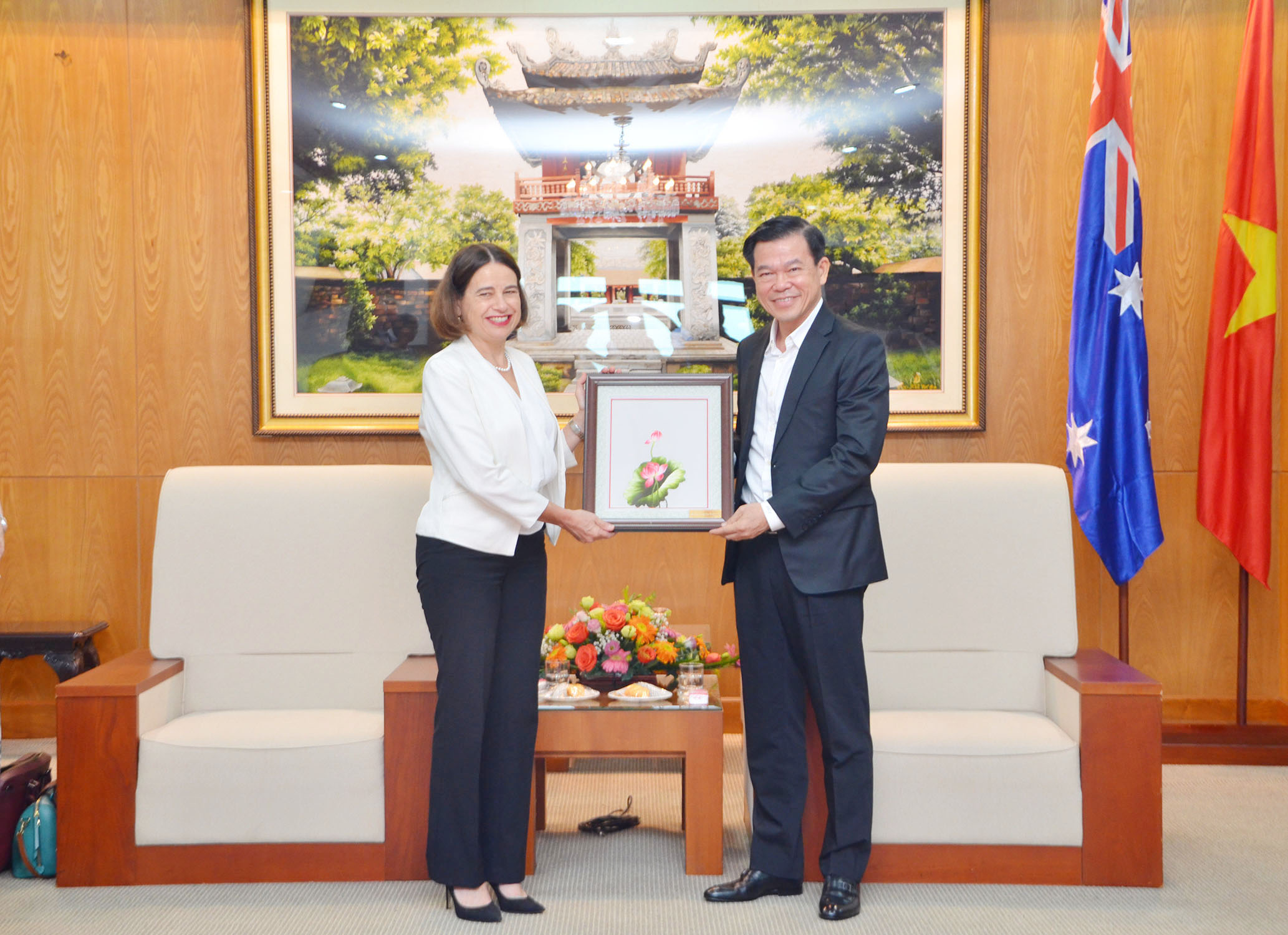 Ông Nguyễn Hồng Lĩnh, Ủy viên Trung ương Đảng, Bí thư Tỉnh ủy, Chủ tịch HĐND tỉnh tặng quà lưu niệm đến bà Robyn Modie.