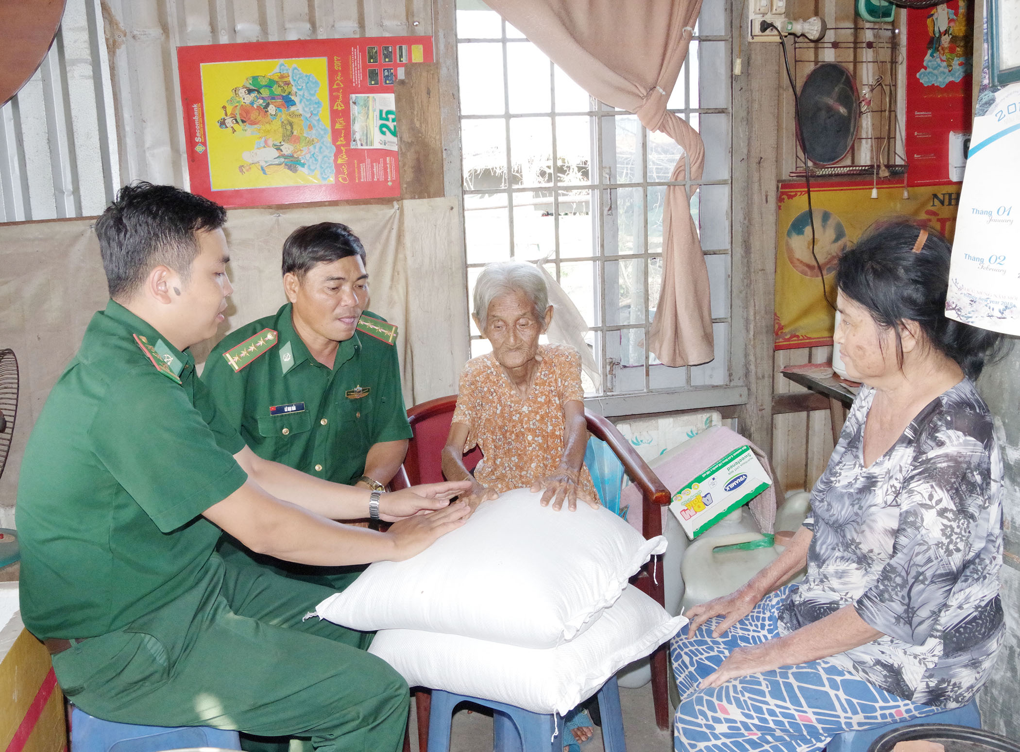 Cán bộ, chiến sĩ BĐBP tỉnh tặng gạo cho người già neo đơn Phường 12, TP.Vũng Tàu.