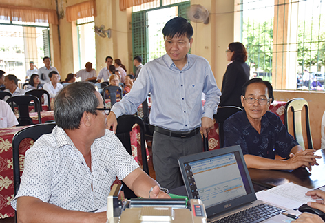 Ông Trần Văn Tuấn, Phó Chủ tịch UBND tỉnh tìm hiểu, nắm bắt thông tin vay vốn của bà con tại xã Hòa Hưng, huyện Xuyên Mộc cuối tháng 9/2019.
