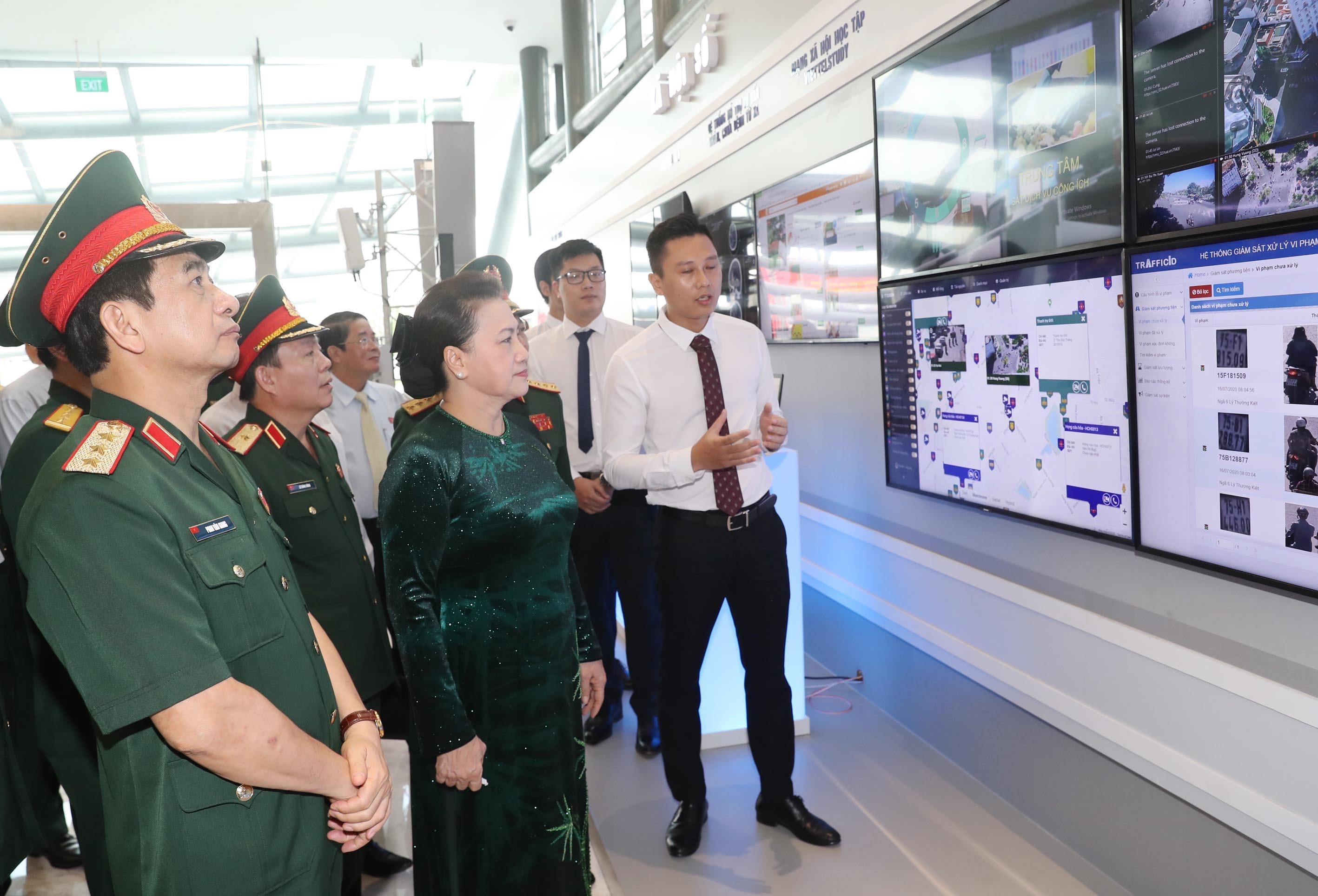 Chủ tịch Quốc hội Nguyễn Thị Kim Ngân thăm các phòng  chức năng của Tập đoàn Viễn thông Quân đội. Ảnh: TRỌNG ĐỨC 