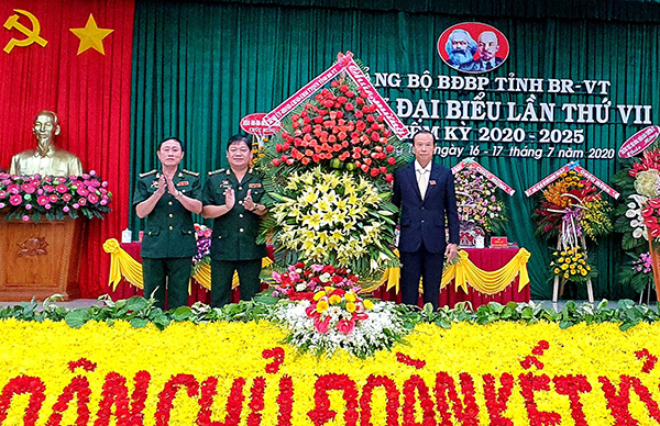 Đồng chí Nguyễn Văn Thọ, Phó Bí thư Tỉnh ủy, Chủ tịch UBND tỉnh tặng hoa chúc mừng Đại hội.
