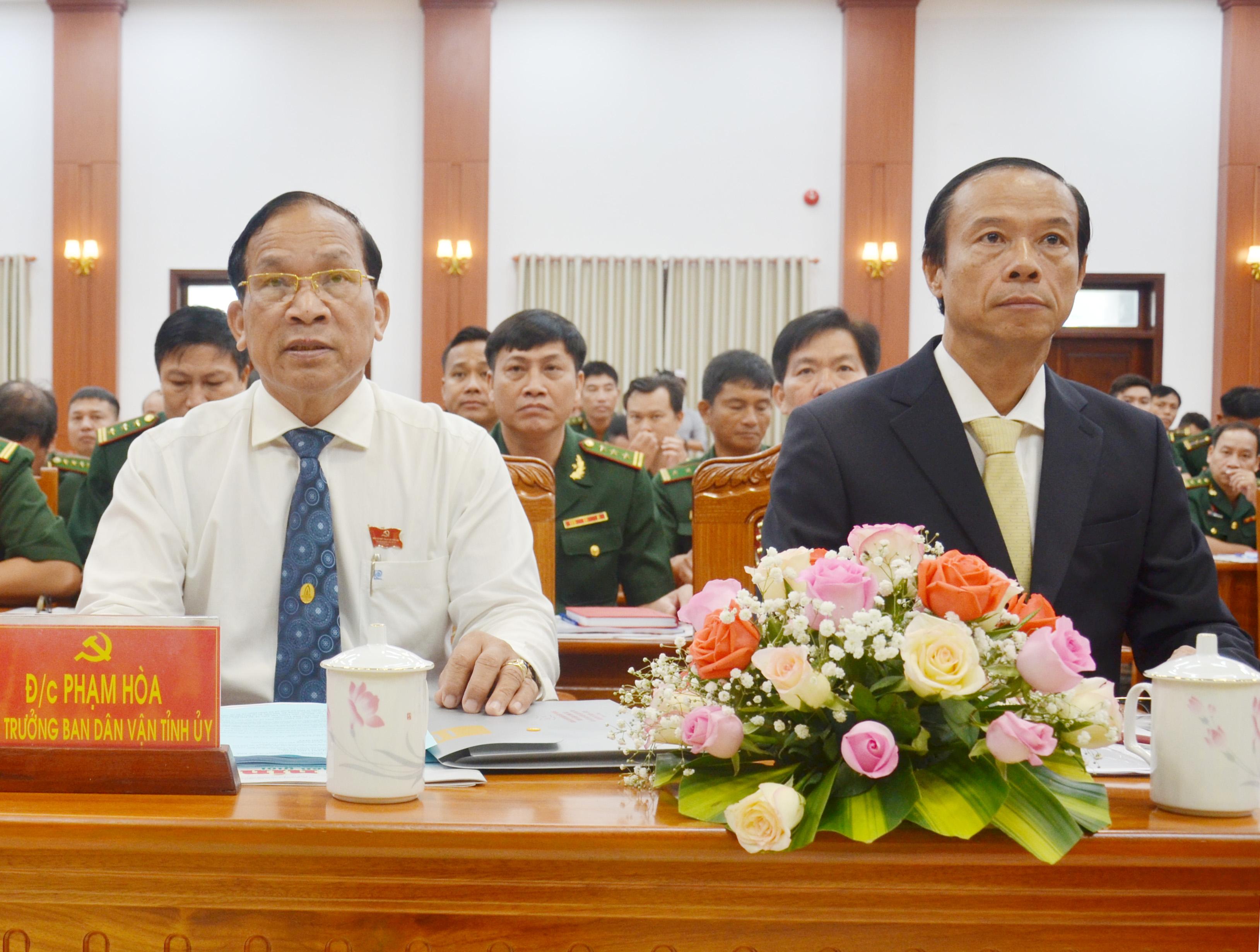 Đồng chí Đồng chí Nguyễn Văn Thọ (bên phải), Phó Bí thư Tỉnh ủy, Chủ tịch UBND tỉnh và đồng chí Phạm Hòa, Phó Trưởng Ban Dân vận Tỉnh ủy tham dự Đại hội.