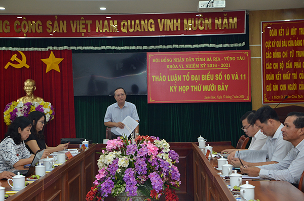 Ông Huỳnh Bách Chiến, Phó Trưởng Ban Tuyên giáo Tỉnh ủy điều hành thảo luận Tổ đại biểu số 10 và 11. Ảnh: MINH THANH