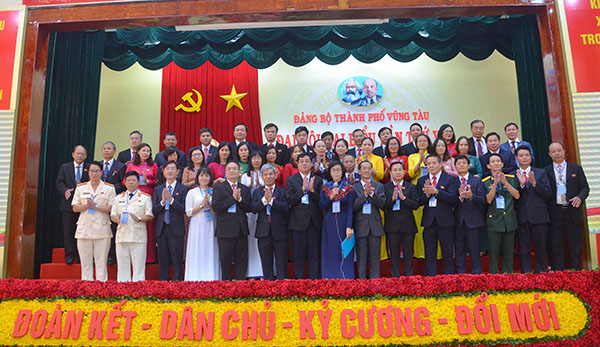 Các đại biểu đi dự Đại hội Đại biểu Đảng bộ tỉnh lần thứ VII, nhiệm kỳ 2020-2025 ra mắt Đại hội.