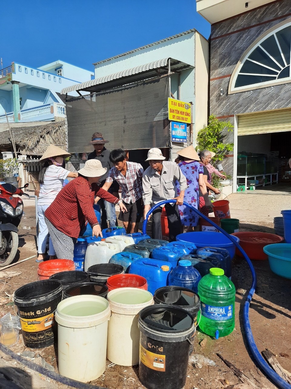 Người dân xã Bình Châu (huyện Xuyên Mộc) thiếu nước trầm trọng hồi tháng 5/2020. Trong ảnh: Người dân xã Bình Châu nhận nước sinh hoạt do Hội từ thiện Nhân Ái (huyện Xuyên Mộc) hỗ trợ hồi tháng 6/2020. Ảnh: MINH THANH