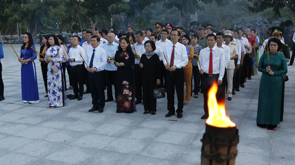 Đoàn công tác tỉnh Bà Rịa - Vũng Tàu và TP. Hồ Chí Minh dâng hương tại Nghĩa trang Hàng Dương. Ảnh: TTO