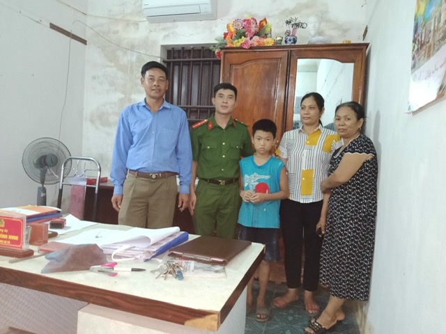Công an bàn giao cháu bé cho gia đình