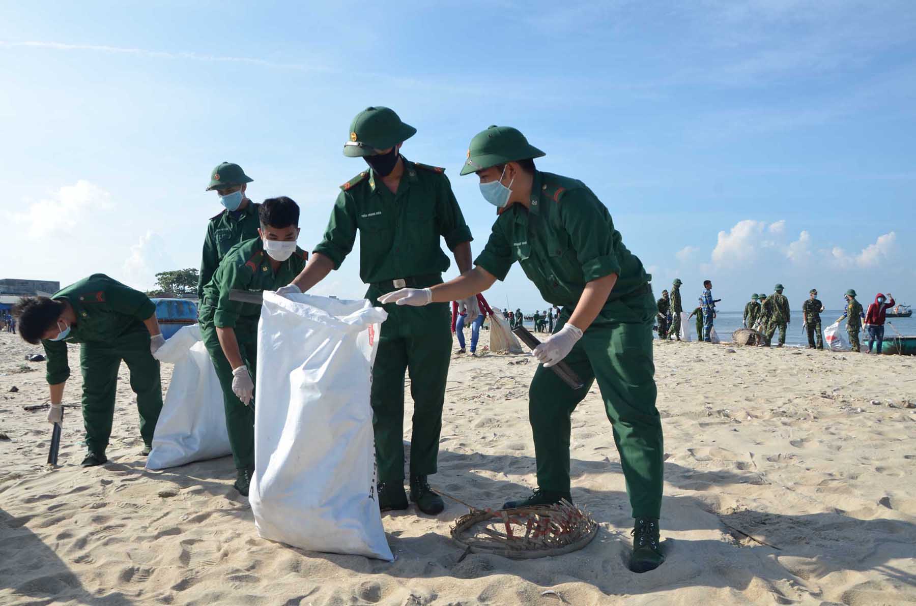 ĐVTN Đồn Biên phòng Long Hải tham gia nhặt rác tại Ao Hải Hà trong chiến dịch “Hãy làm sạch biển” năm 2020. Ảnh: DIỄM QUỲNH
