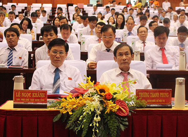 Đồng chí Lê Ngọc Khánh (bên trái), Phó Chủ tịch UBND tỉnh và đồng chí Trương Thanh Phong, Giám đốc Sở Nội vụ dự phiên trù bị Đại hội Đại biểu Đảng bộ Khối Cơ quan và Doanh nghiệp tỉnh.