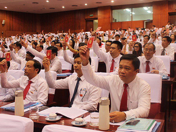 Đại biểu biểu quyết thông qua chương trình làm việc chính thức của Đại hội.