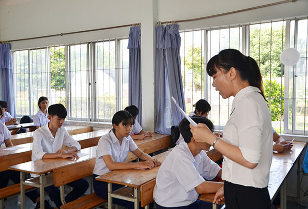 Giám thị phổ biến Quy chế thi cho thí sinh ở các phòng thi tại điểm thi THPT Trần Văn Quan (huyện Long Điền). Ảnh: MINH THANH