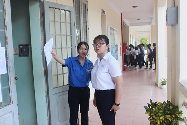 Các tình nguyện viên là cán bộ đoàn trường THPT Vũng Tàu (TP. Vũng Tàu) hướng dẫn thí sinh tới phòng thi. Ảnh: MINH THANH