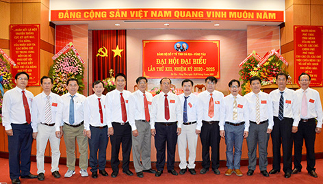 Ban Chấp hành Đảng bộ Sở Y tế (Đảng bộ Khối Cơ quan và Doanh nghiệp tỉnh) ra mắt Đại hội.