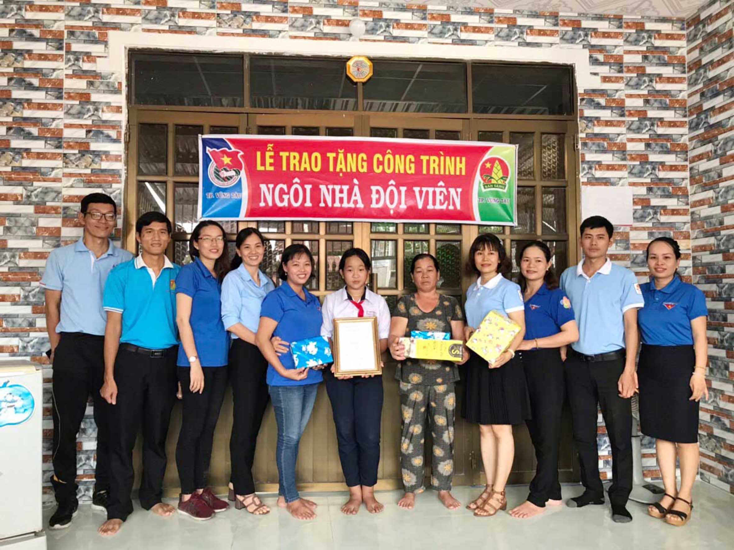 Đại diện Hội đồng Đội TP.Vũng Tàu trao tặng Ngôi nhà đội viên cho em Anh Thư, xã Long Sơn.