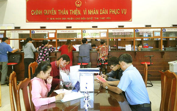 Người dân đến làm thủ tục hành chính tại Bộ phận một cửa huyện Long Điền.
