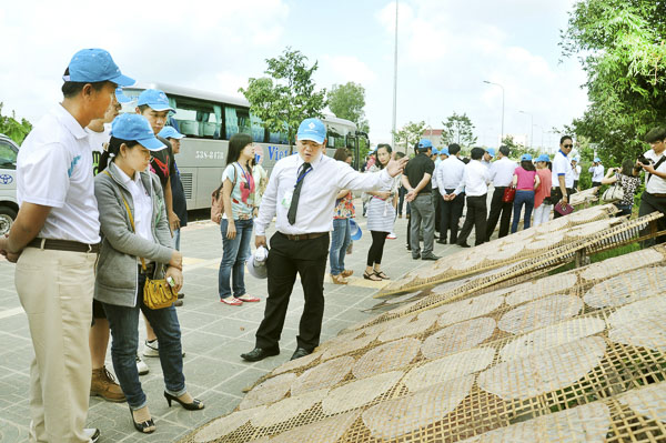 Nhiều mô hình hiệu quả cao đã được áp dụng, nâng cao thu nhập người dân nông thôn trên địa bàn huyện Long Điền. Trong ảnh: Du khách tham quan làng nghề bánh tráng An Ngãi, huyện Long Điền.
