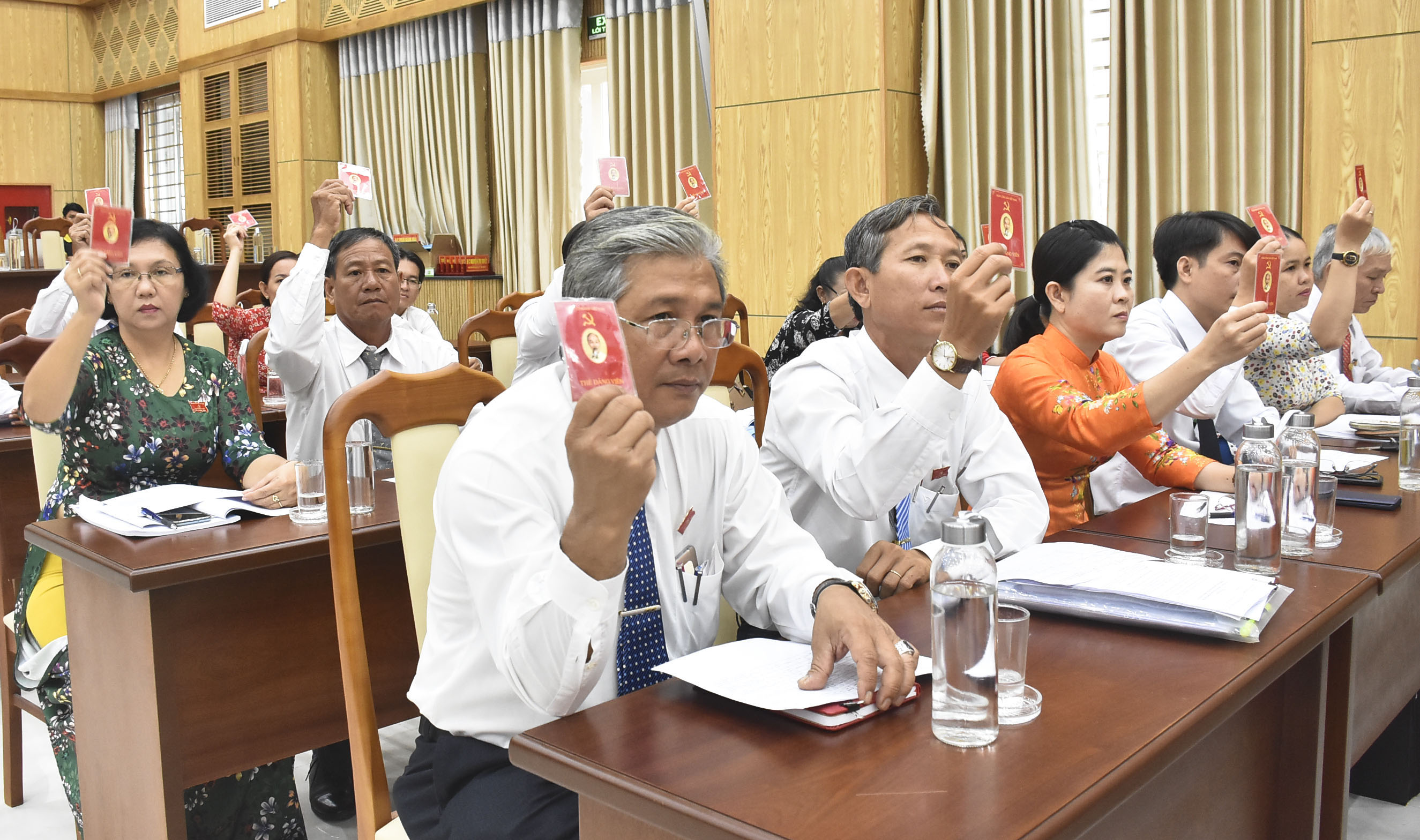 Các đại biểu biểu quyết thông qua danh sách bầu Đoàn đại biểu dự Đại hội Đại biểu Đảng bộ tỉnh lần thứ VII, nhiệm kỳ 2020-2025.