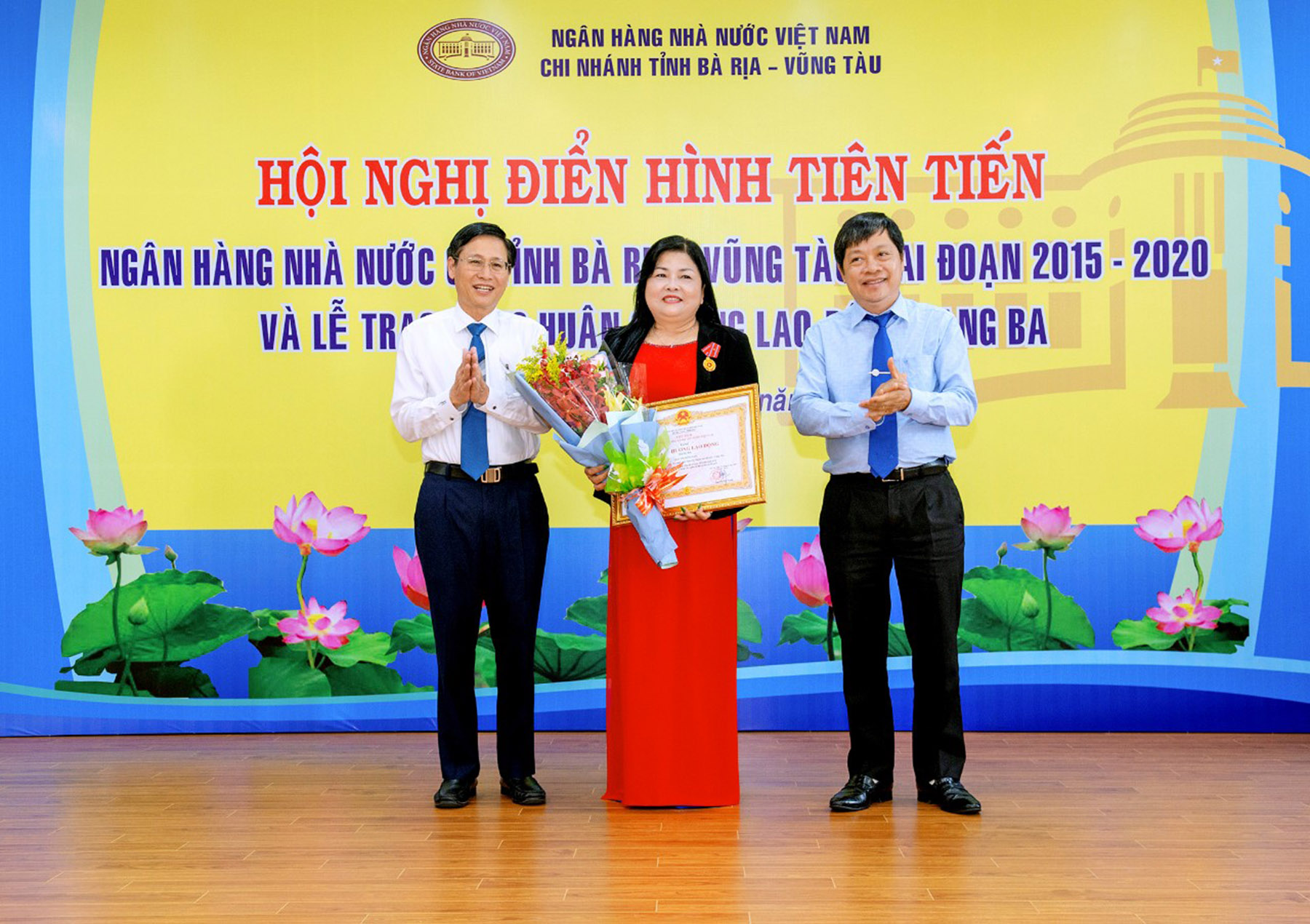 Thừa ủy quyền của Chủ tịch nước, ông Lê Ngọc Khánh, Phó Chủ tịch UBND tỉnh trao Huân chương Lao động hạng Ba cho bà Phan Thị Hồng Lam, Phó Giám đốc NHNN, Chi nhánh tỉnh BR-VT.