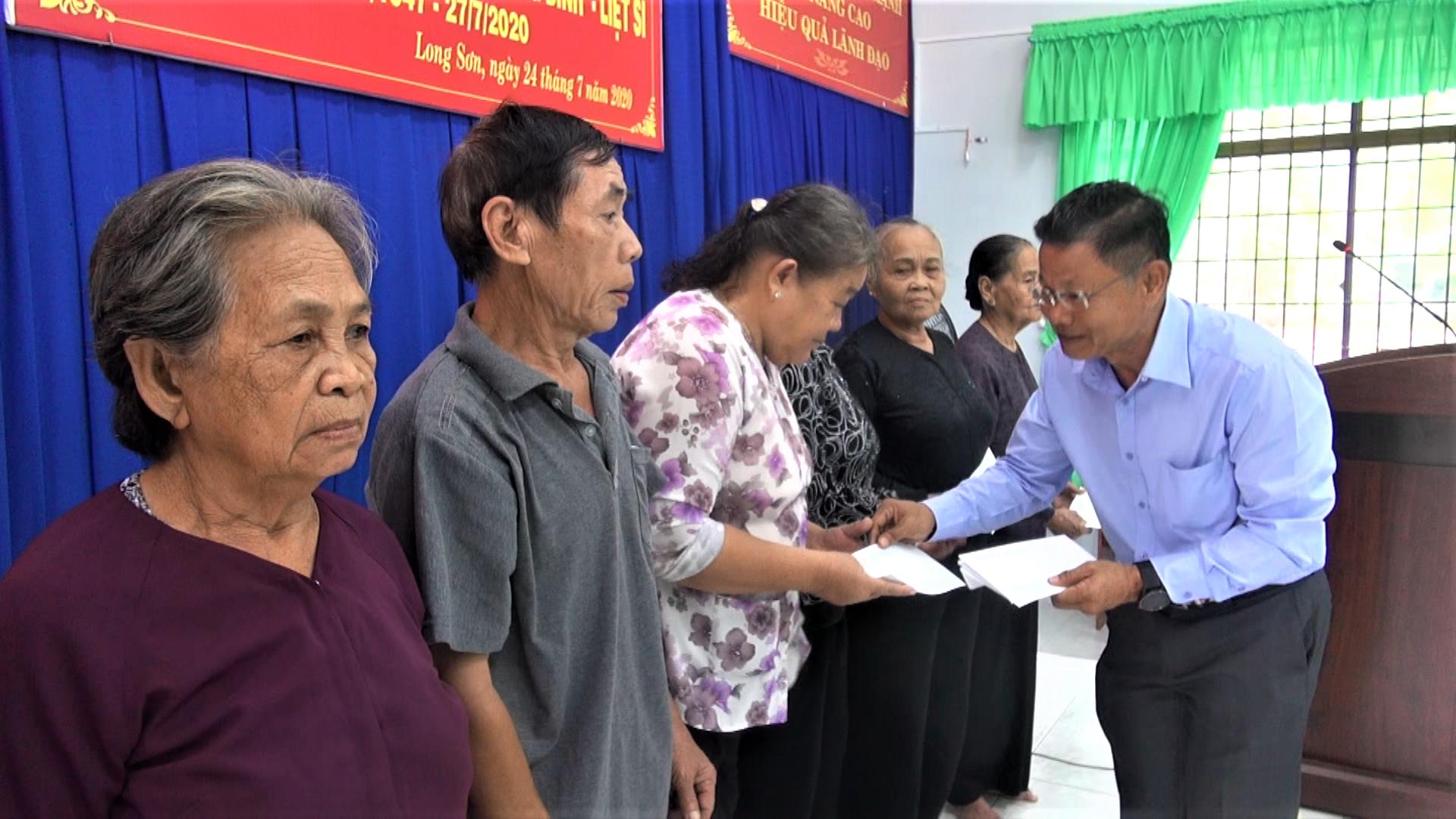 Ông Soros Khlongchoengsan, Giám đốc Nhân sự Công ty TNHH Hóa dầu Long Sơn trao quà cho các gia đình chính sách trên địa bàn xã Long Sơn.