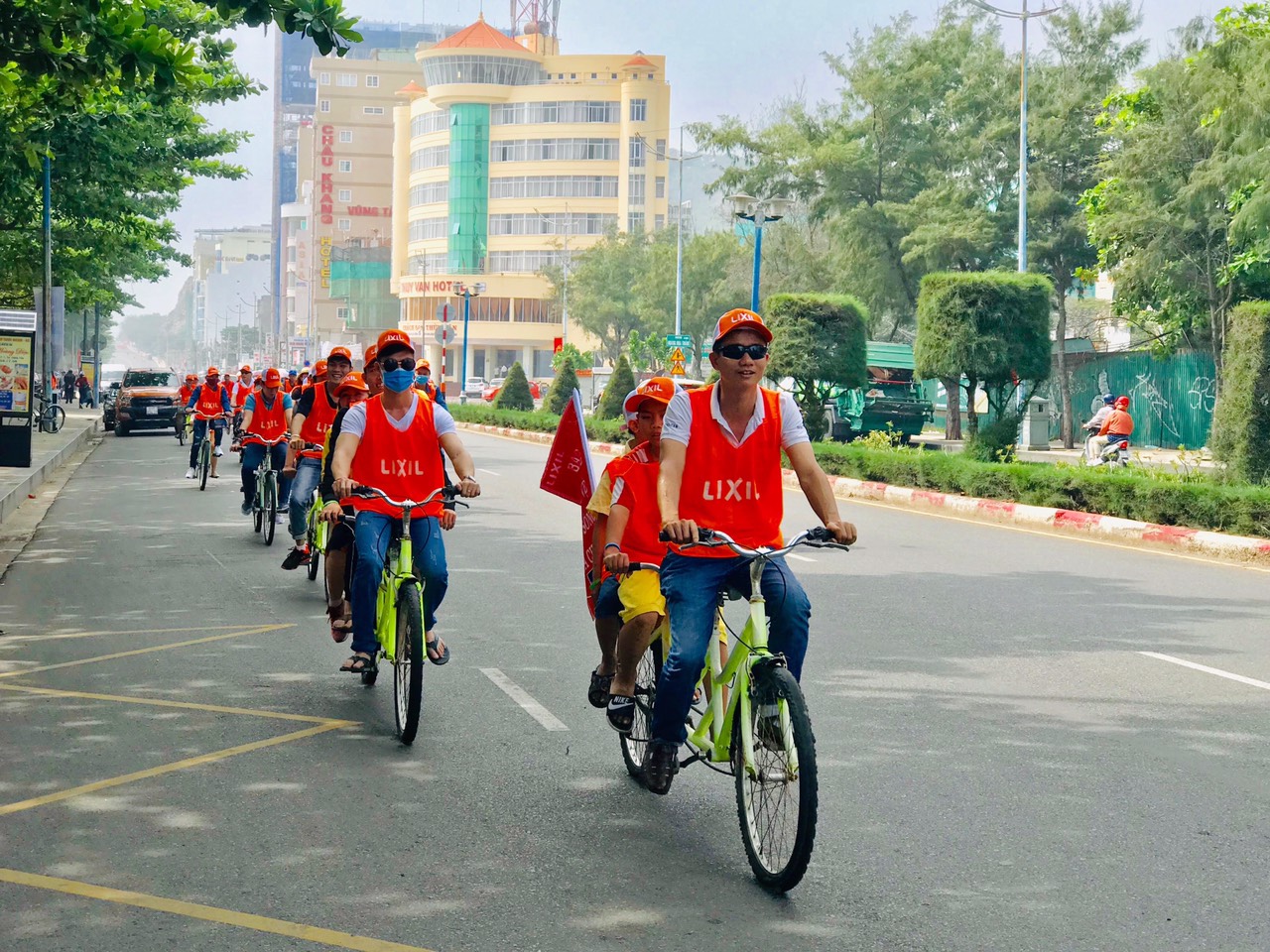 Các bạn trẻ tham gia đạp xe tuyên truyền bảo vệ môi trường trên đường Thùy Vân (TP. Vũng Tàu). 