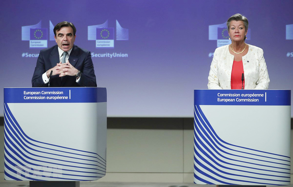 Ủy viên Nội vụ châu Âu Ylva Johansson (phải) và Phó Chủ tịch Ủy ban Châu Âu  Margaritis Schinas tại cuộc họp báo ở Brussels, Bỉ. 